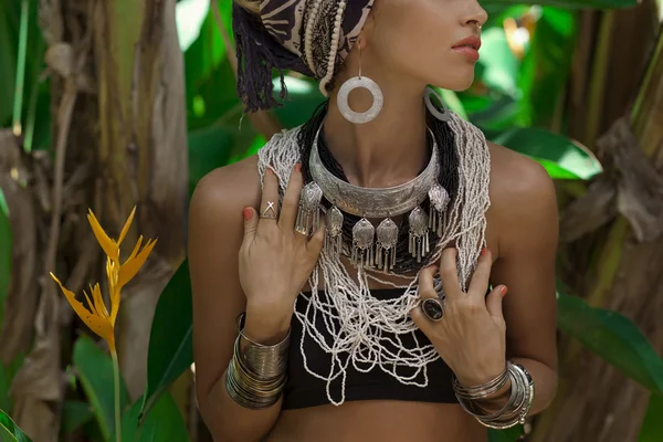 Atraente jovem boho mulher no turbante com selva fundo — Fotografia de Stock