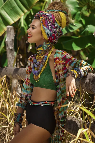 Attraktiv ung boho kvinna i turban med djungel bakgrund — Stockfoto