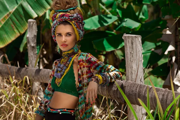 Attraktiv ung boho kvinna i turban med djungel bakgrund — Stockfoto