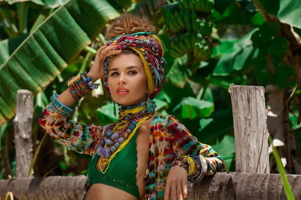 Atractiva joven boho mujer en turbante con fondo de selva — Foto de Stock