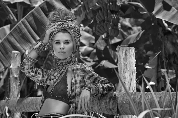 Atraente jovem boho mulher no turbante com selva fundo — Fotografia de Stock