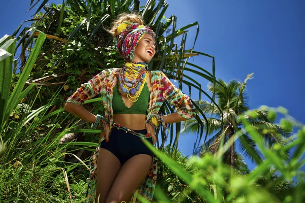 Boho ελκυστική γυναίκα σε εξωτερικούς χώρους σε ζούγκλα παρασκήνιο — Φωτογραφία Αρχείου