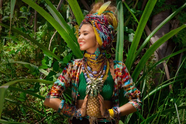 Attrayant boho femme à l'extérieur à fond de jungle — Photo