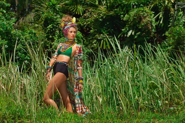 Boho ελκυστική γυναίκα σε εξωτερικούς χώρους σε ζούγκλα παρασκήνιο — Φωτογραφία Αρχείου