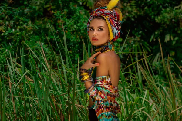 Привлекательная женщина бохо на открытом воздухе на фоне джунглей — стоковое фото
