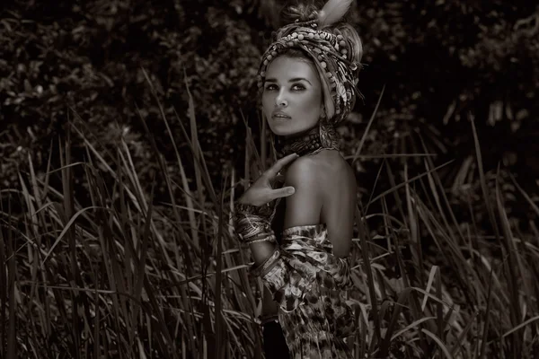 有吸引力的波西米亚女人在户外在丛林背景 — 图库照片