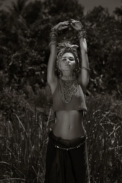 Atractivo boho mujer al aire libre en la selva fondo — Foto de Stock