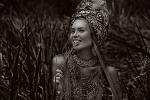 Atraente boho mulher ao ar livre no fundo da selva — Fotografia de Stock