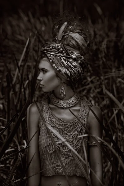 Attraktive Boho-Frau draußen im Dschungel — Stockfoto
