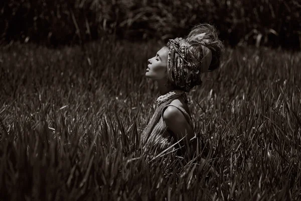 Atraente boho mulher ao ar livre no fundo da selva — Fotografia de Stock