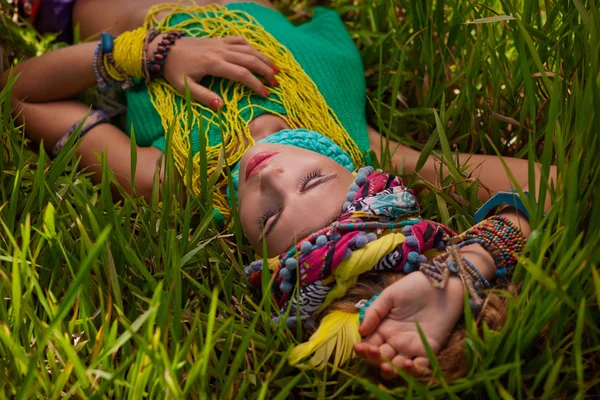 Mode Boho schöne Frau im Turban auf dem Gras liegend — Stockfoto