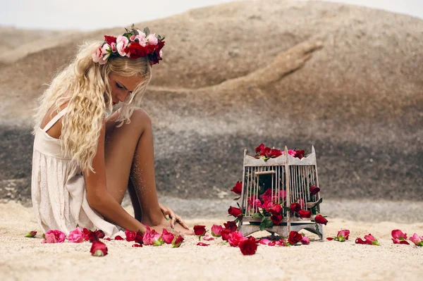 Retro vintage tarzı görüntü güzel sarışın kadının Güllü 