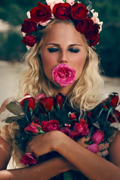 Retrô estilo vintage retrato de bela mulher loira com rosa — Fotografia de Stock