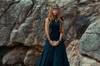 elleri taş b genç güzel kadın ile tarot kartları