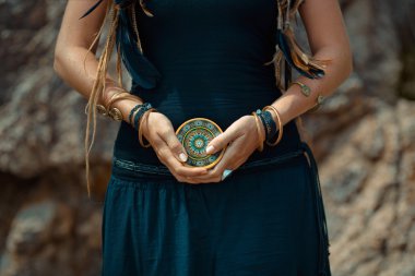 Boho kız elinde tarot kartları ile yakın çekim