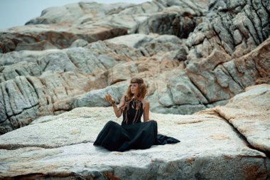 elleri taş b genç güzel kadın ile tarot kartları