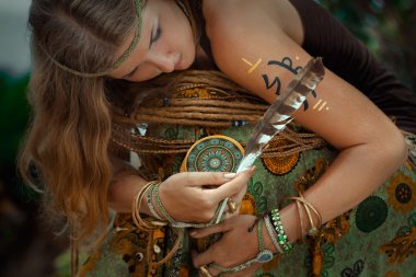 genç kadın tarot kartları ile yakın çekim