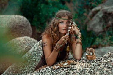 tüy ve tarot kartları ile güzel genç kadın