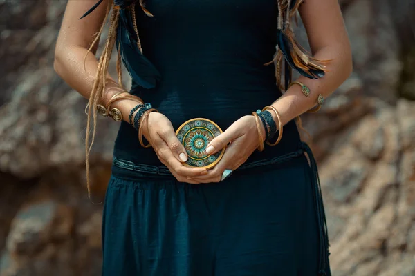 Boho kız elinde tarot kartları ile yakın çekim