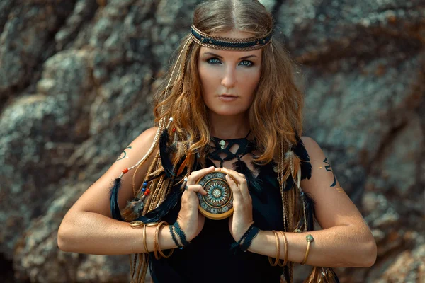 tarot kartları açık olan güzel kadın