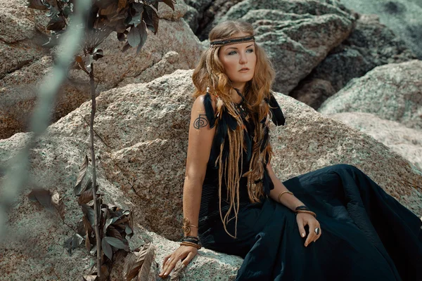 Junge schöne Boho-Frau auf den Felsen — Stockfoto