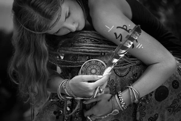 Detailní záběr mladá žena s tarotových karet — Stock fotografie