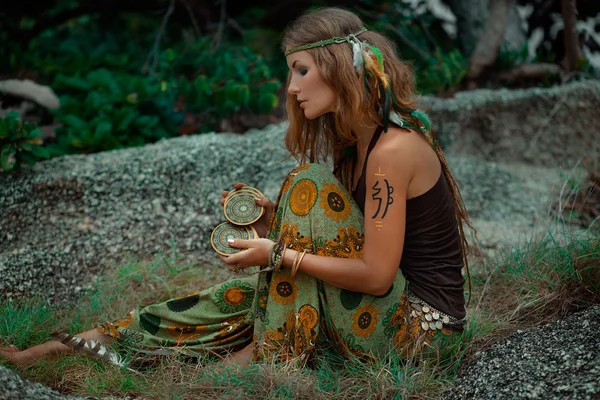 Belle jeune femme avec des cartes de tarot en plein air — Photo