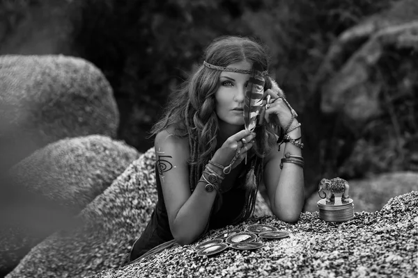 Gyönyörű fiatal nő, toll és a tarot kártyák — Stock Fotó