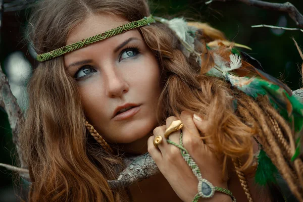 Saçında eşarplı vahşi kadın portresi