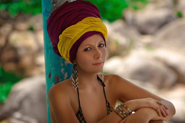 Hermosa chica de verano en turbante africano — Foto de Stock