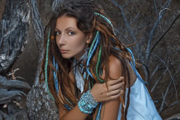 Retrato sensual de jovem caucasiana em vestido branco — Fotografia de Stock