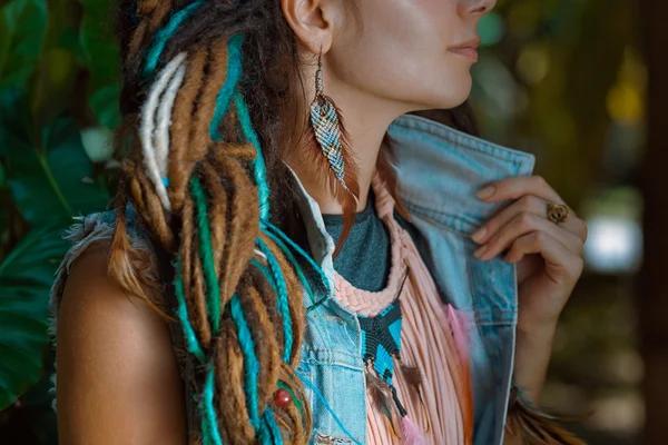 Foto de cerca de chica hippie con chaqueta de mezclilla con rastas — Foto de Stock