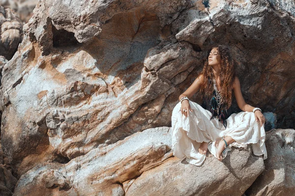 自由奔放に生きるモデル岩の上 — ストック写真