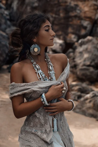 Modell mit Boho-Schmuck Nahaufnahme Porträt — Stockfoto