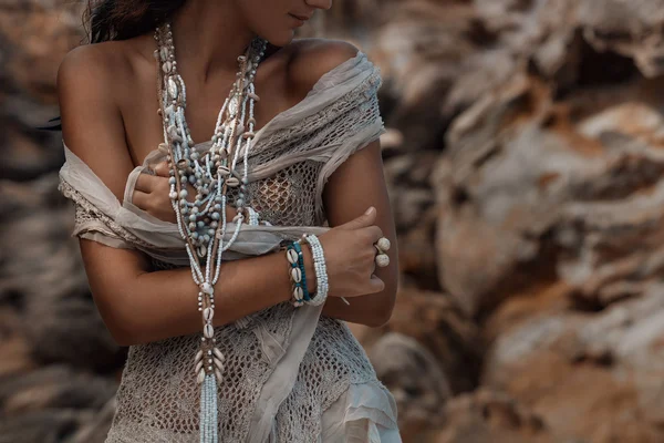 Model met boho sieraden close-up portret Stockafbeelding