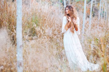 açık havada beyaz elbiseli şehvetli boho kadın