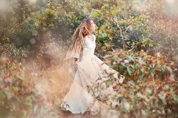 Bela mulher boho em vestido branco ao ar livre — Fotografia de Stock