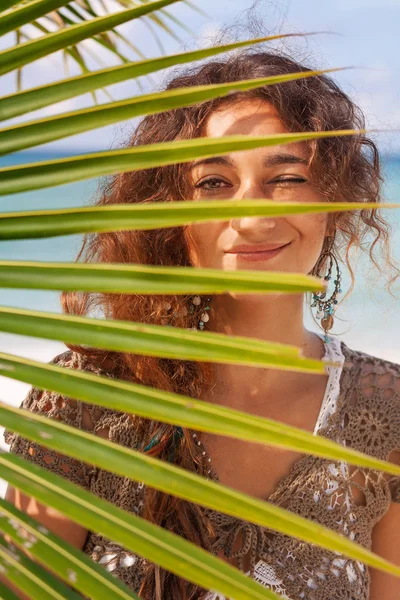 Atraktivní žena úsměv na pláži — Stock fotografie