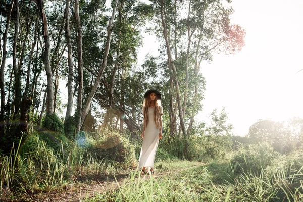 Açık havada yaz şapkalı güzel boho kız — Stok fotoğraf