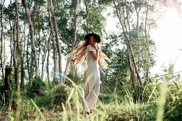 Menina boho bonita em chapéu de verão ao ar livre — Fotografia de Stock