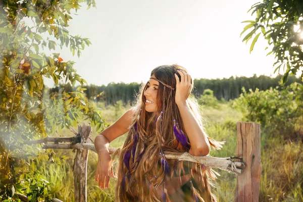 Ritratto di moda di bella hippie giovane donna all'aperto. stile bohemien — Foto Stock