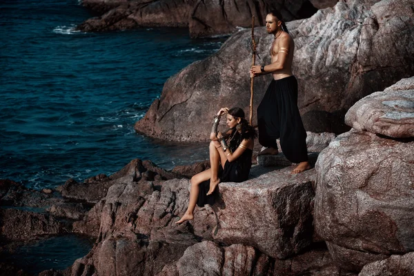 Homem tribal e mulher ao ar livre — Fotografia de Stock