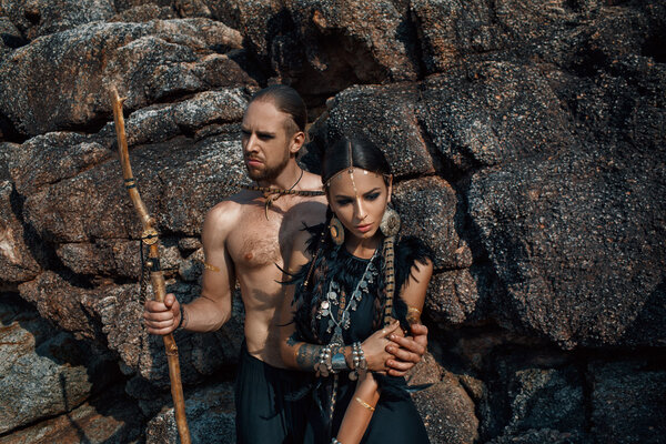 племенных мужчин и женщин на открытом воздухе
