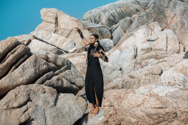 Ung vacker tribal flicka på klipporna — Stockfoto