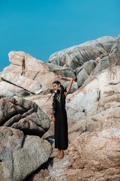 Junges schönes Stammesmädchen auf den Felsen — Stockfoto