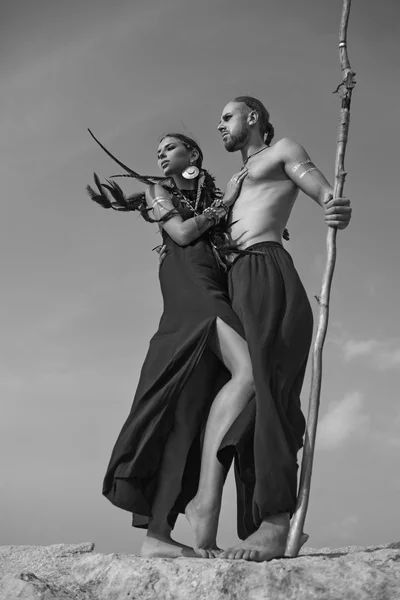 Homem tribal e mulher ao ar livre — Fotografia de Stock