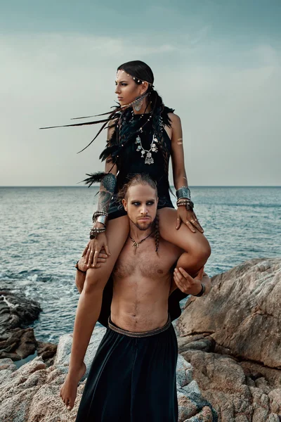 Homem tribal e mulher ao ar livre — Fotografia de Stock