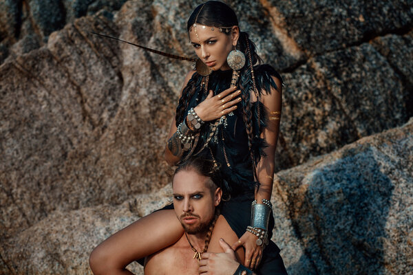 племенных мужчин и женщин на открытом воздухе
