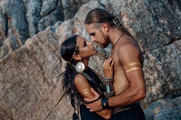 kabile erkek ve kadın açık havada