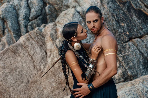 Homem tribal e mulher ao ar livre — Fotografia de Stock